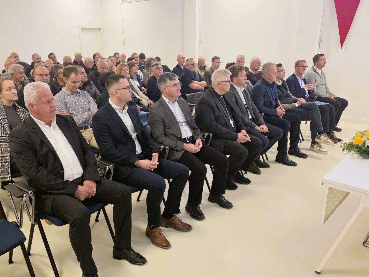 PRIVLAKA: Održan stručni skup o don Eugenu Šutrinu povodom 80. godišnjice njegove mučeničke smrti u Privlaci